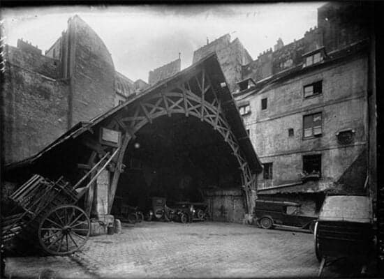 Photographie ancienne du hangar à diligences de la cour, avec sa charpente en arc